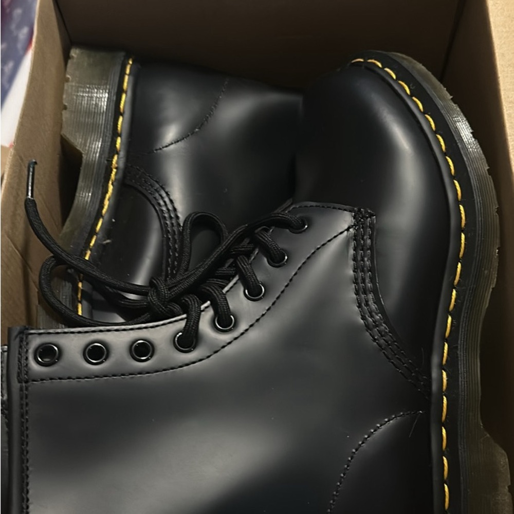 Dr. Marten 1460 Women’s Smooth Leather Lace Up Boots, size 9. New in box.